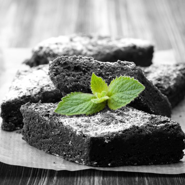 köstlicher Brownie mit Minze, Glasbild Quadratisch Im Angebot – Bild 5