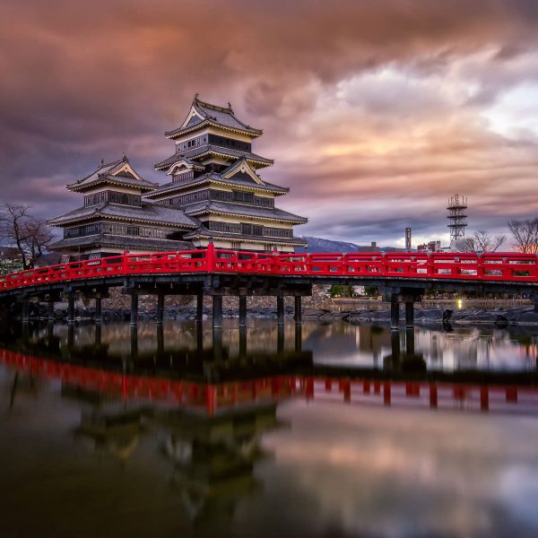 asiatischer Tempel an See, Glasbild Quadratisch Im Angebot – Bild 5