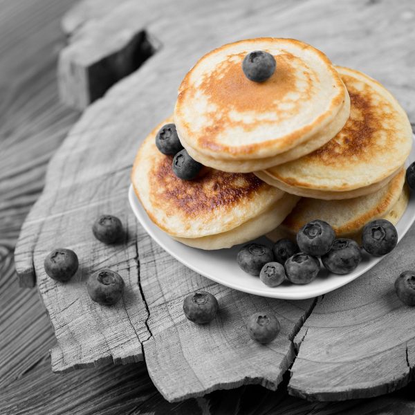 leckere Pancakes mit Blaubeeren, Glasbild Quadratisch Im Angebot – Bild 5