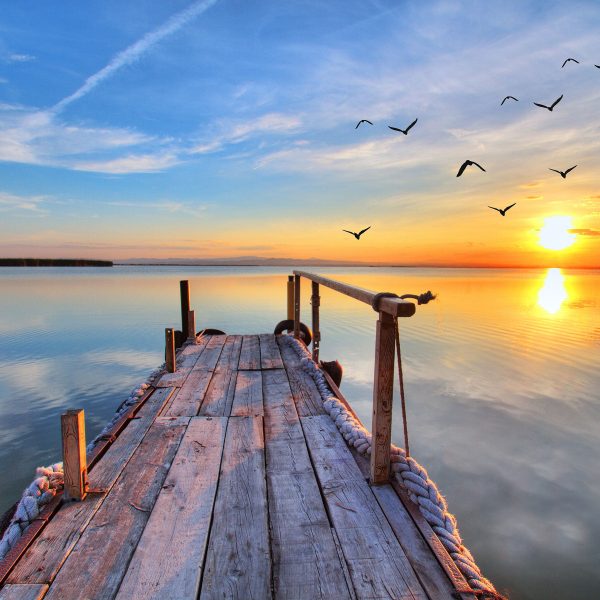 Steg mit Möwen bei Sonnenuntergang, Glasbild Quadratisch Im Angebot – Bild 5