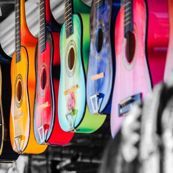 klassische Gitarren auf dem Markt, Glasbild Quadratisch Rabatt – Bild 5