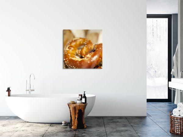 köstliche Salzbrezel, Glasbild Quadratisch Im Angebot – Bild 4