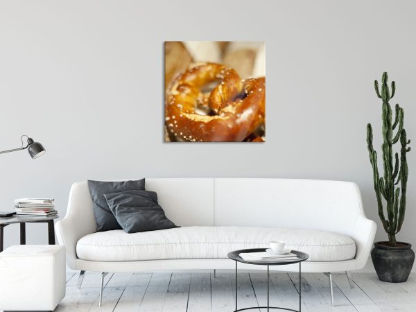 köstliche Salzbrezel, Glasbild Quadratisch Im Angebot – Bild 2