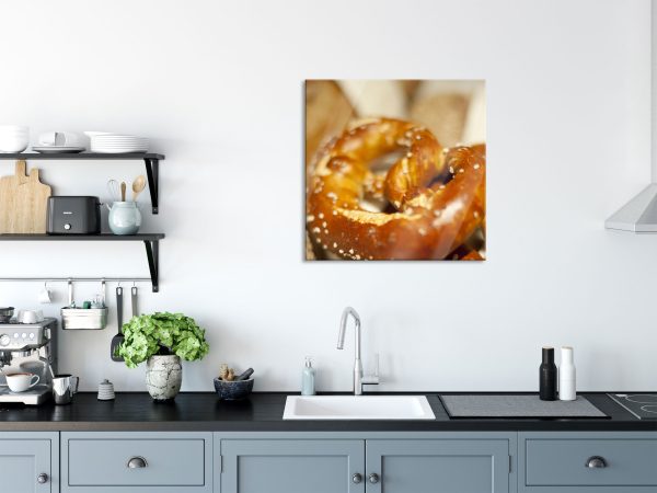köstliche Salzbrezel, Glasbild Quadratisch Im Angebot – Bild 3